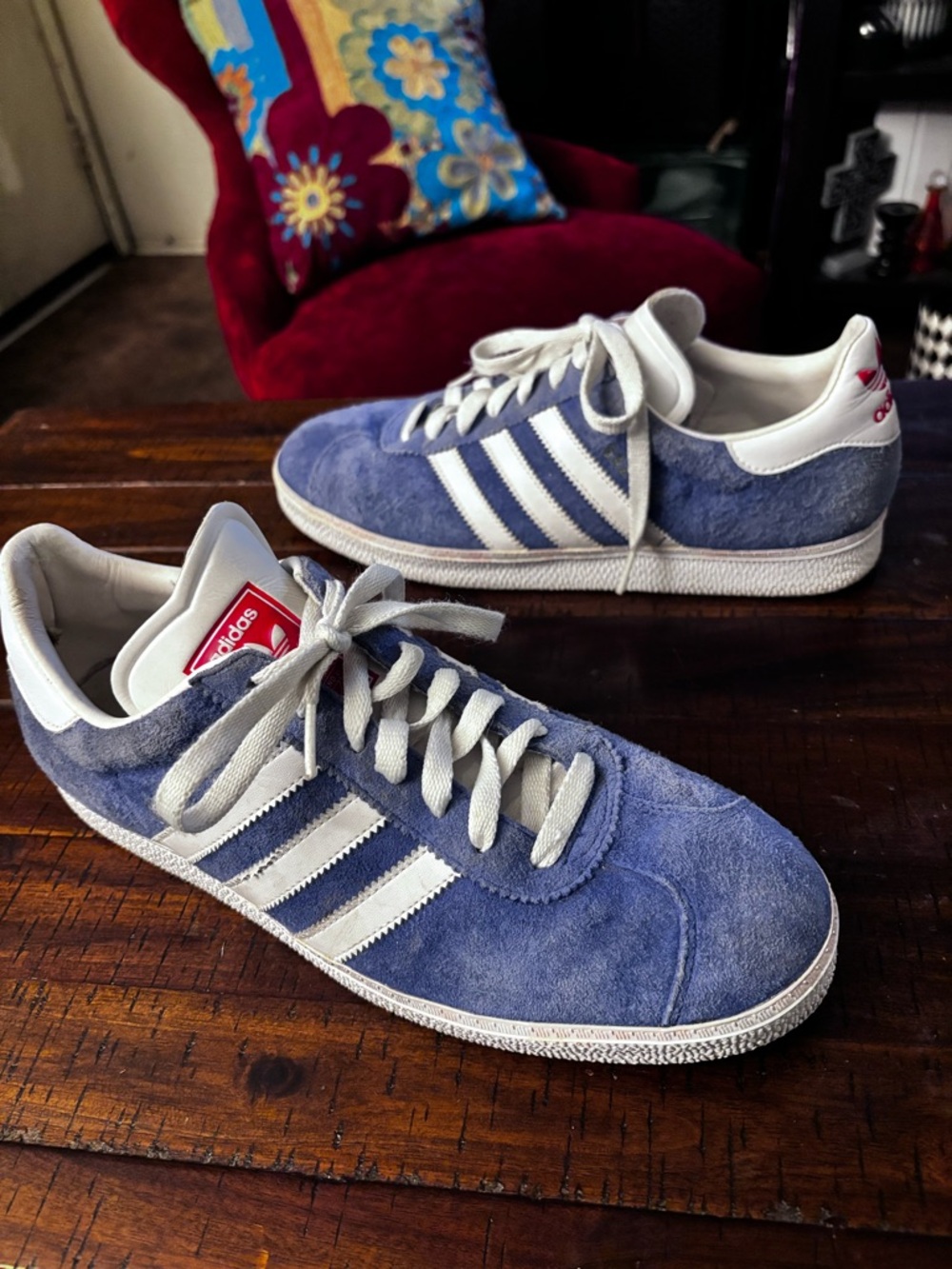 ‘05 VTG Adidas Gazelle
Royal Blue White Red Bottom Suede Sneakers Size 10
447747
